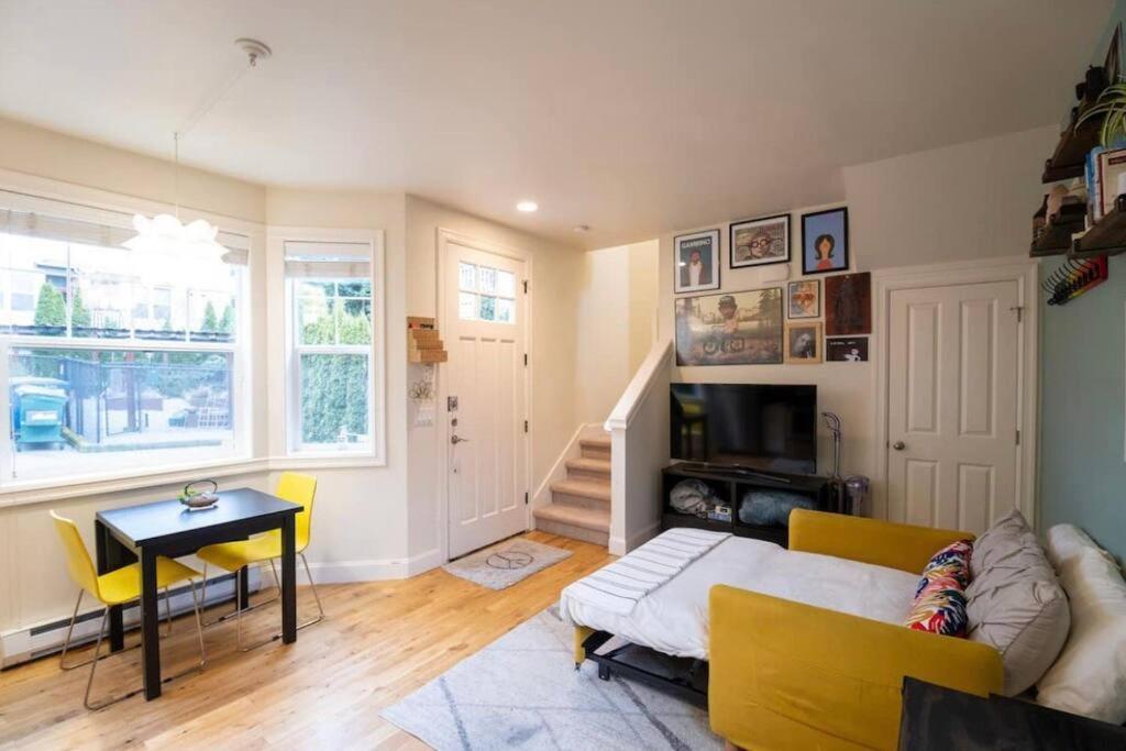 Adorable Cozy House With Parking And Loft! Villa Seattle Luaran gambar