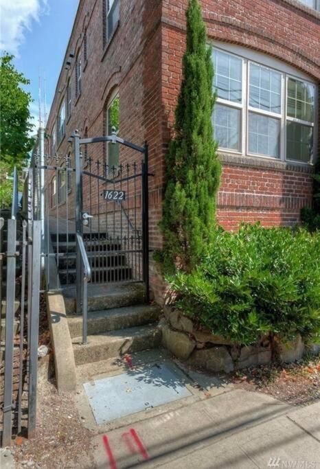 Adorable Cozy House With Parking And Loft! Villa Seattle Luaran gambar