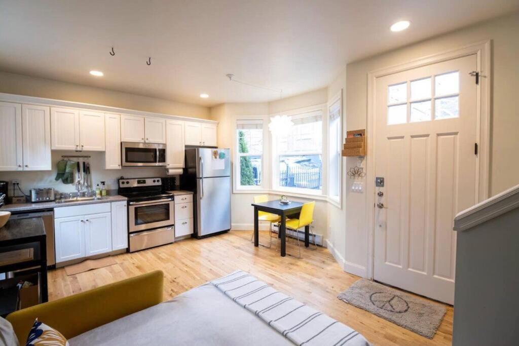 Adorable Cozy House With Parking And Loft! Villa Seattle Luaran gambar